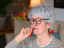 Des chercheurs alertent: Ce geste anodin pourrait favoriser la démence