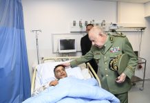 Accident de Béni Abbès: Le Général d’Armée Chengriha au chevet des 19 blessés évacués à Aïn Naâdja