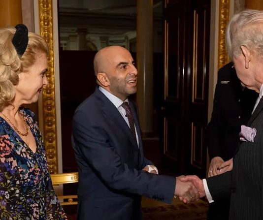 Algérie-GB: Le roi Charles III reçoit l’Algérien Samir Zitouni qui a sauvé des vies lors d’une agression dans un train en Grande Bretagne