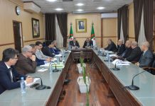 Education: Sadaoui préside une séance de travail avec les syndicats