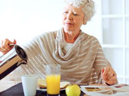 Petit-déjeuner tardif: Un risque silencieux pour la longévité après 40 ans