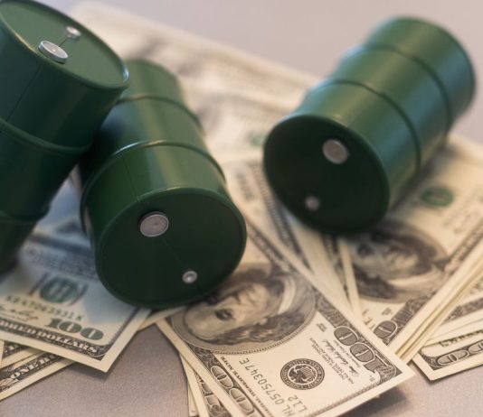 Pétrole: Le Brent en baisse à 98,5 dollars