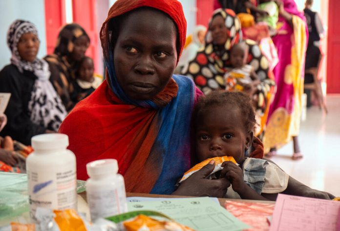 Sudan. Sittna and her mother Magedah at the WFP-supported health centre in the Philippe neighbourhood in Port Sudan