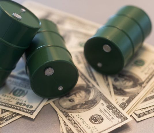 Pétrole: Le Brent poursuit sa hausse à près de 100 dollars