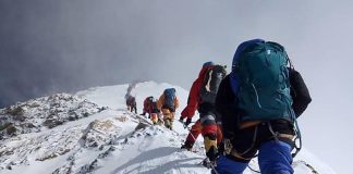 Saison de l’ascension de l’Everest : 12 alpinistes népalais atteignent le sommet