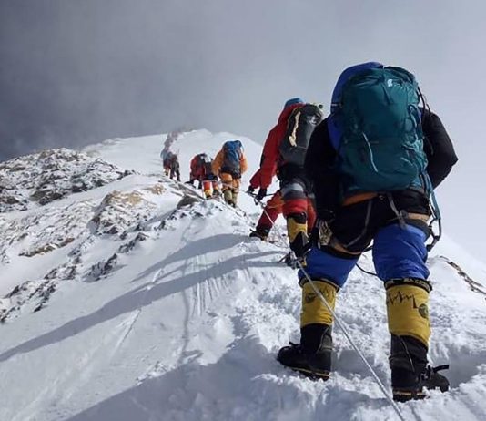 Saison de l’ascension de l’Everest : 12 alpinistes népalais atteignent le sommet