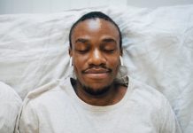 Dormir avec des écouteurs: Une habitude qui peut nuire à vos oreilles