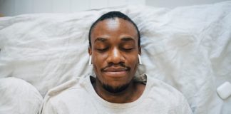 Dormir avec des écouteurs: Une habitude qui peut nuire à vos oreilles