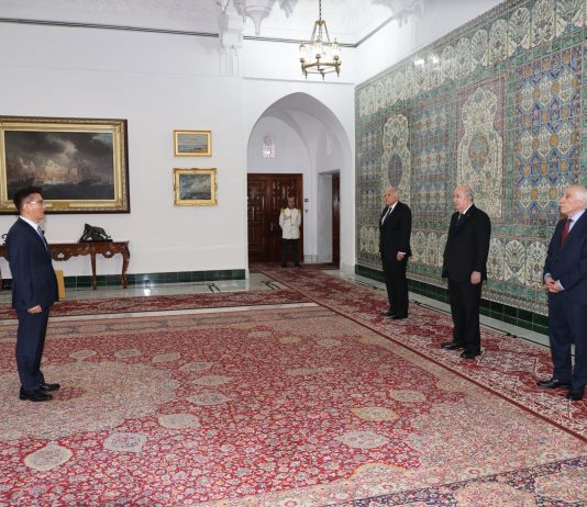 Présidence: Le président de la République reçoit les lettres de créance de cinq nouveaux ambassadeurs auprès de l’Algérie