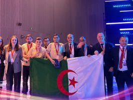 Le président de la République félicite les étudiants qui ont remporté les premiers prix du concours Huawei à Shenzhen