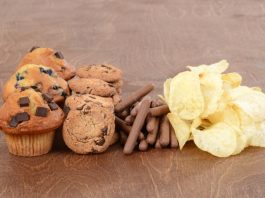 Il perd 12 kilos en mangeant des gâteaux et des chips: L’expérience qui bouscule la nutrition