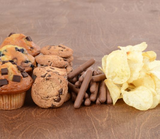 Il perd 12 kilos en mangeant des gâteaux et des chips: L’expérience qui bouscule la nutrition