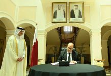 Sifi Ghrieb, signe au siège de l’ambassade du Qatar le registre de condoléances