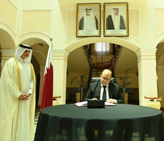 Sifi Ghrieb, signe au siège de l’ambassade du Qatar le registre de condoléances