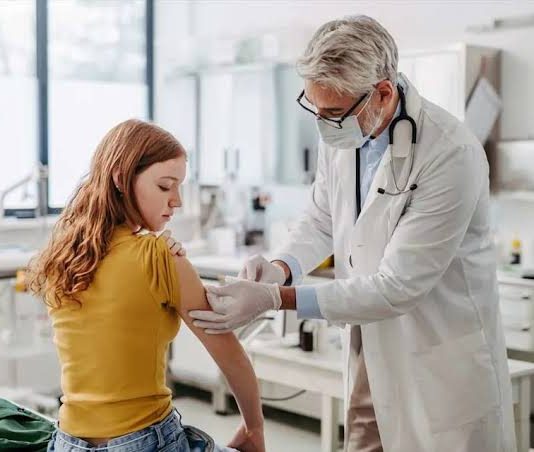 Vaccination: Pourquoi les effets secondaires varient-ils autant d’une personne à l’autre ?