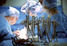 Royaume Uni: Un dentier coincé dans le larynx pendant huit jours !